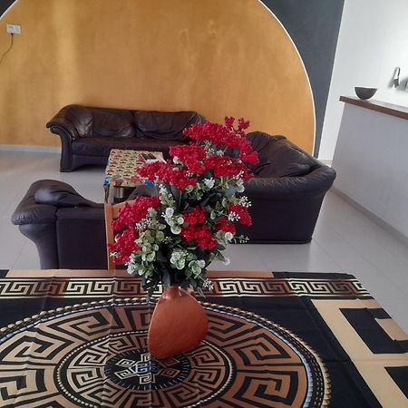 Appartement Familial Spacieux Avec Climatisation Ziguinchor Luaran gambar