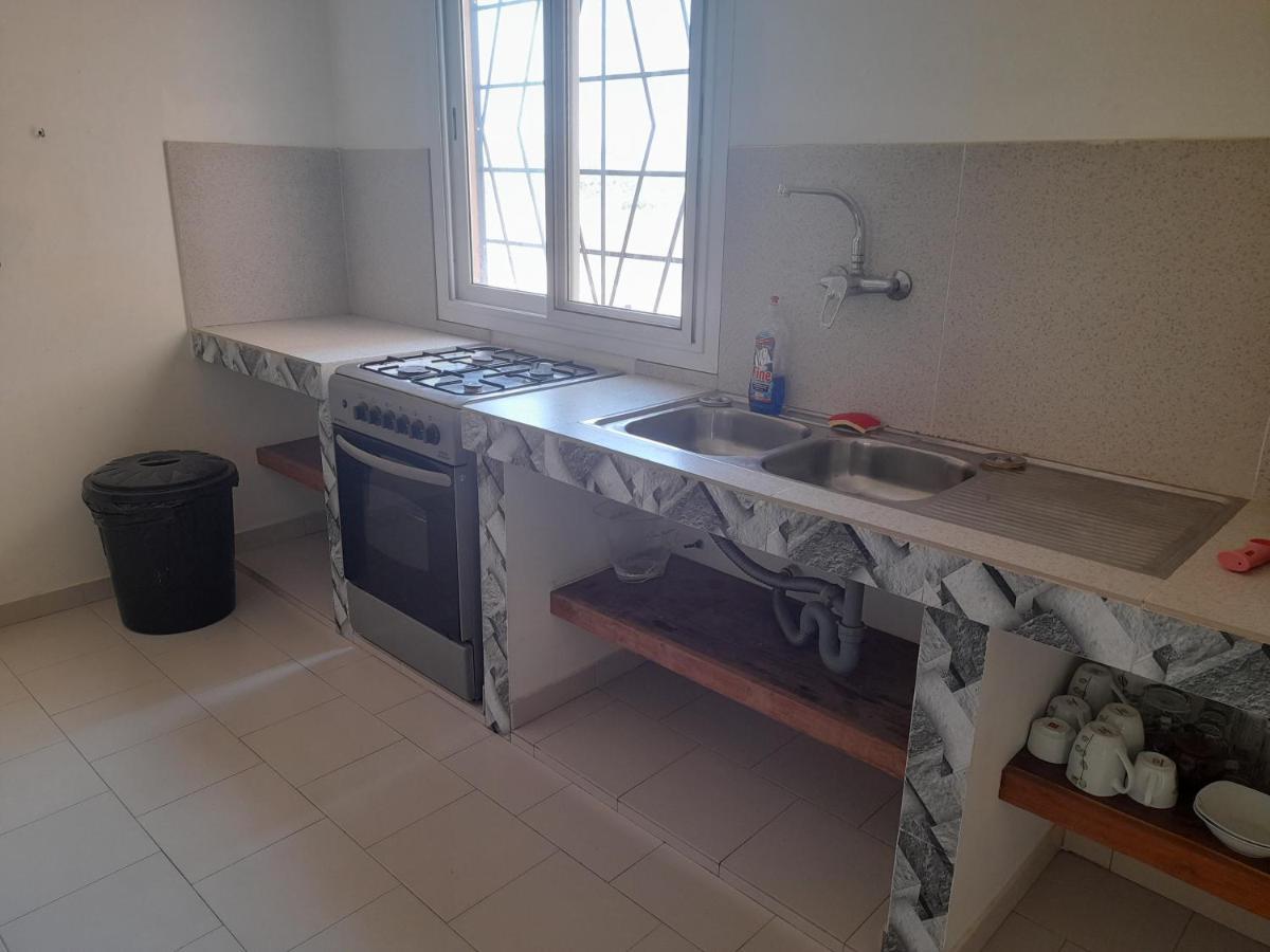 Appartement Familial Spacieux Avec Climatisation Ziguinchor Luaran gambar