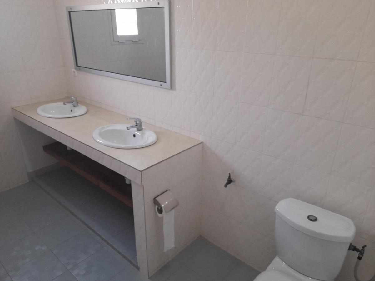 Appartement Familial Spacieux Avec Climatisation Ziguinchor Luaran gambar