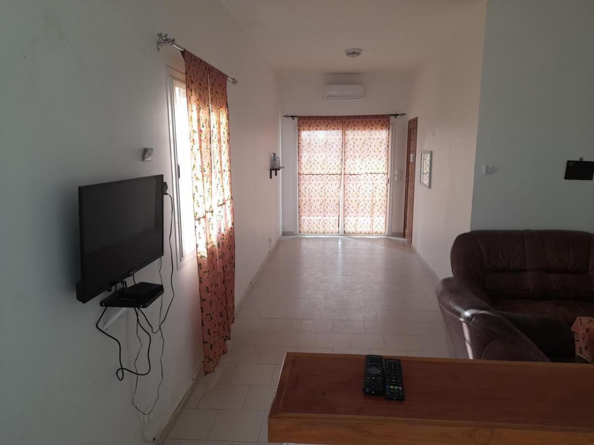 Appartement Familial Spacieux Avec Climatisation Ziguinchor Luaran gambar