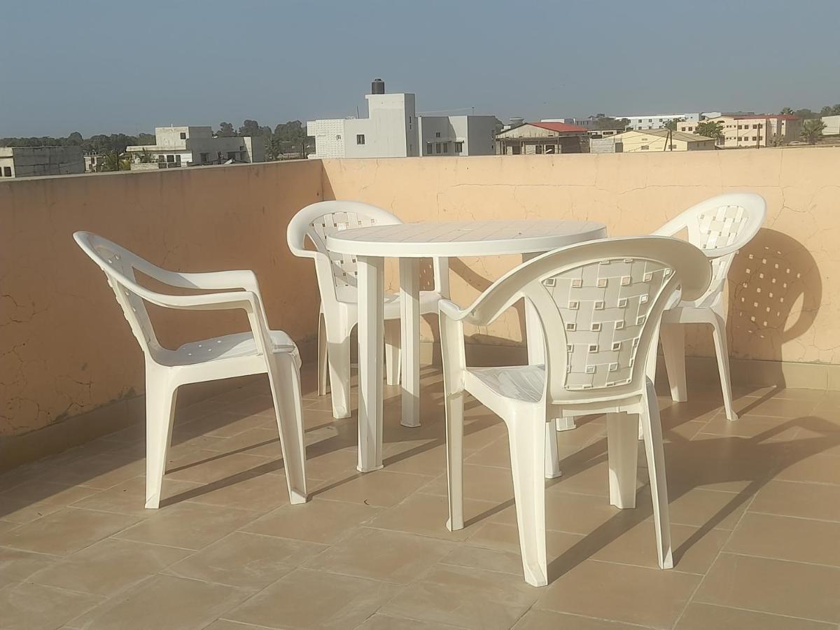 Appartement Familial Spacieux Avec Climatisation Ziguinchor Luaran gambar