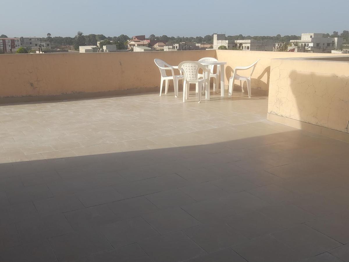 Appartement Familial Spacieux Avec Climatisation Ziguinchor Luaran gambar