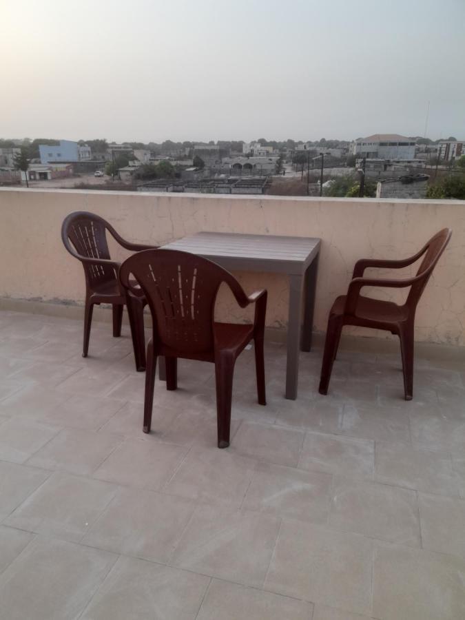 Appartement Familial Spacieux Avec Climatisation Ziguinchor Luaran gambar