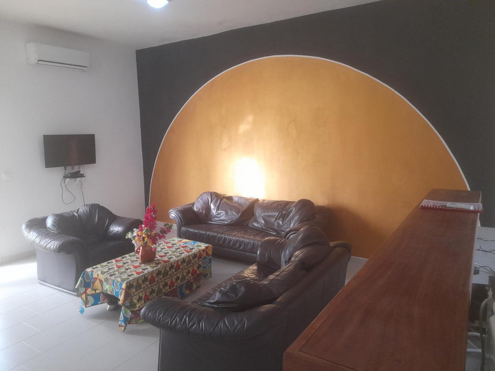 Appartement Familial Spacieux Avec Climatisation Ziguinchor Luaran gambar