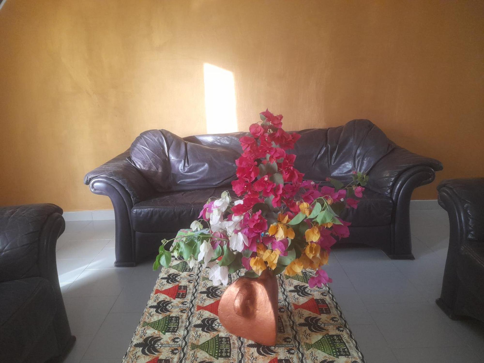 Appartement Familial Spacieux Avec Climatisation Ziguinchor Luaran gambar