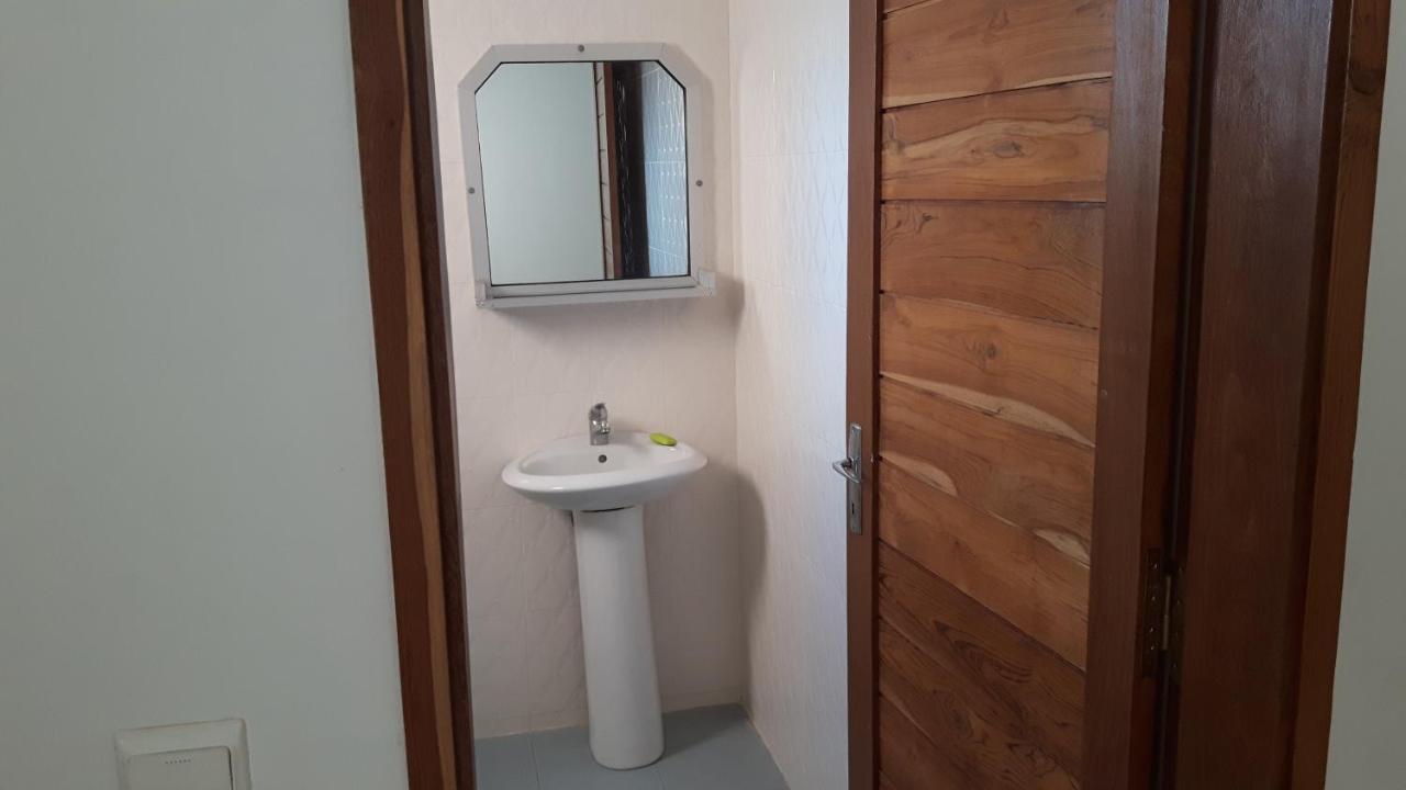 Appartement Familial Spacieux Avec Climatisation Ziguinchor Luaran gambar
