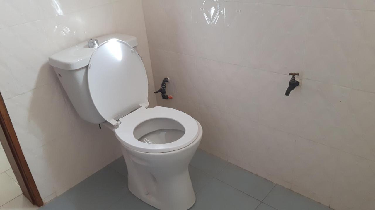 Appartement Familial Spacieux Avec Climatisation Ziguinchor Luaran gambar