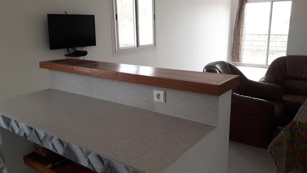Appartement Familial Spacieux Avec Climatisation Ziguinchor Luaran gambar