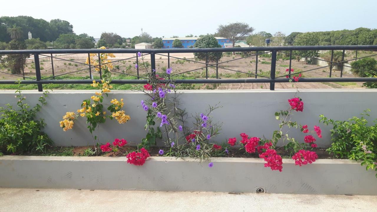 Appartement Familial Spacieux Avec Climatisation Ziguinchor Luaran gambar